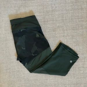 Lululemon athletica green camo cropped yoga pants